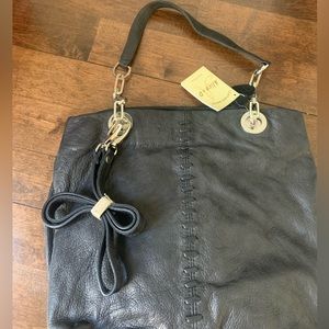 Genuine black leather bag made in Mulan, Italy.